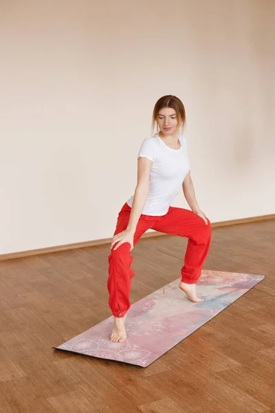 Meisje Asana Doet Yoga Thuis — Stockfoto