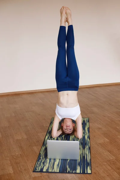 Meisje Doet Online Yoga Rek Het Hoofd — Stockfoto