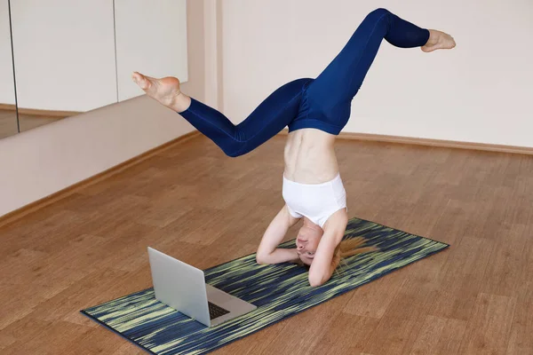 Asana Het Hoofd Meisje Bezig Met Online Yoga — Stockfoto