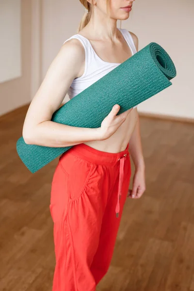 Fille Avec Tapis Pour Yoga Vert — Photo