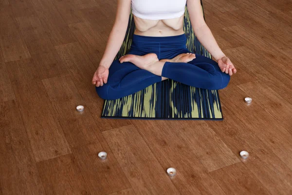 Meisje Lotus Yoga Pose Groot — Stockfoto