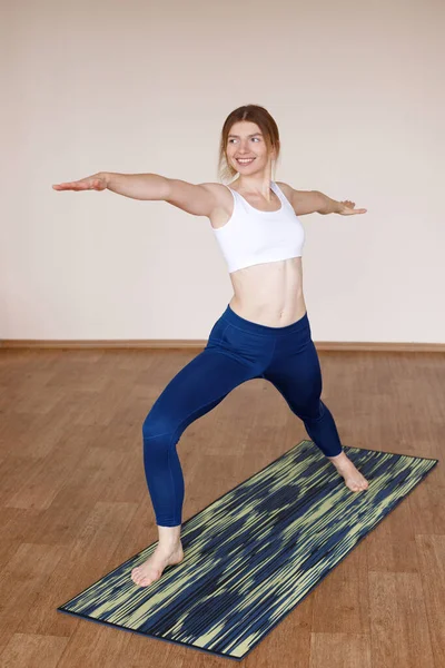 Mädchen Asana Einem Yoga Kurs — Stockfoto
