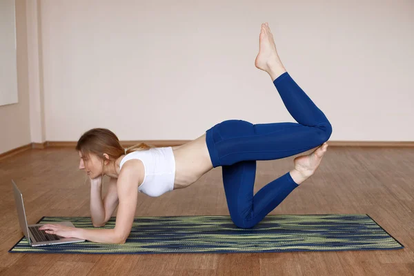 Meisjes Sporten Online Asana Een Yoga — Stockfoto