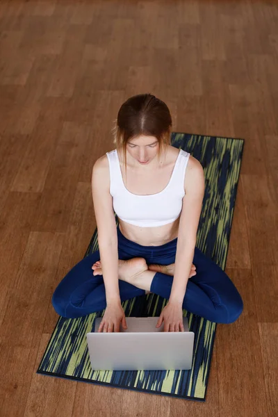 Meisje Doet Yoga Online — Stockfoto