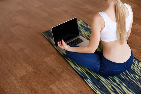 Meisje Doet Yoga Online — Stockfoto
