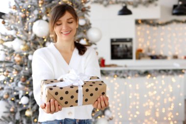 Kadının elinde yeni yıl hediyesi var.