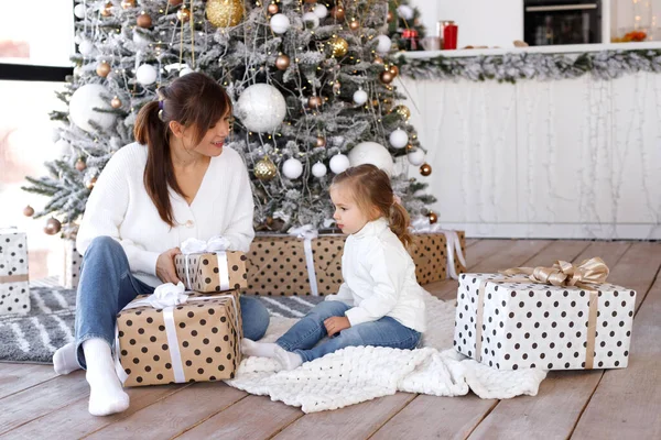 Mamá Hija Desempaquetan Regalos Para Navidad — Foto de Stock