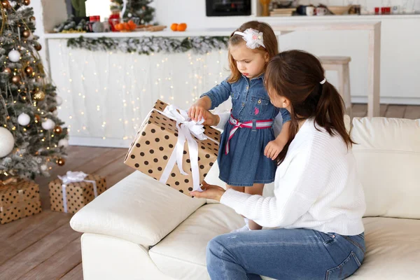 Mamá Hija Navidad Con Regalos Casa — Foto de Stock