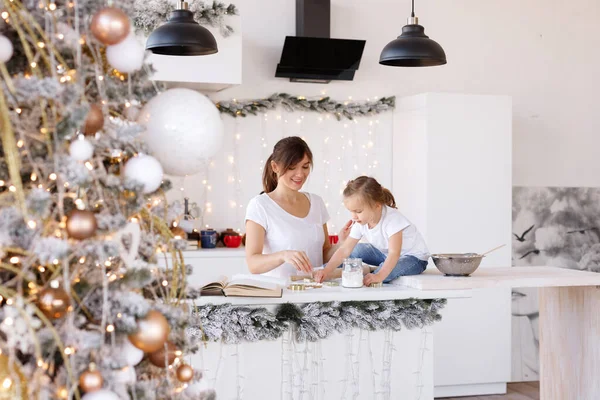 Mamá Hija Divierten Cocina — Foto de Stock