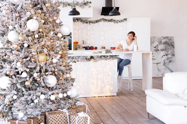 Frau Ersten Weihnachtstag Der Küche Des Hauses — Stockfoto