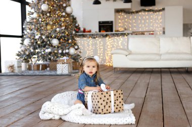 Yeni yılda yeteneği olan küçük bir kız.