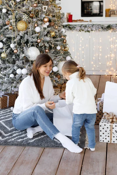 Mamá Hija Con Una Bolsa Blanca Árbol Navidad — Foto de Stock