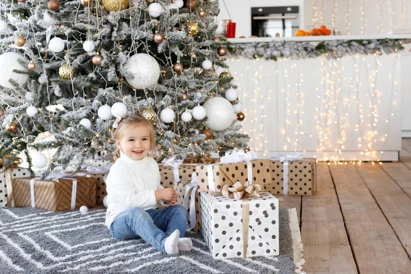 Chica Con Regalo Árbol Navidad Sala Estar — Foto de Stock