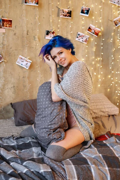 在家里睡觉的蓝头发模特 — 图库照片