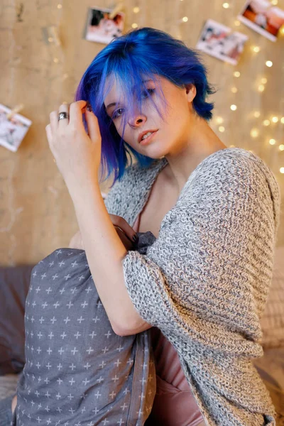 Karantinada mavi saçlı bir model.