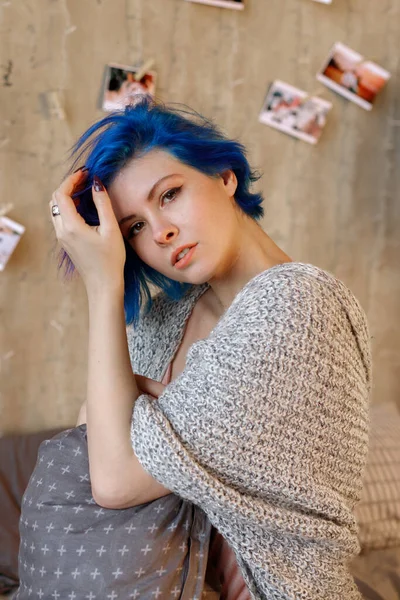 Model Modrými Vlasy Šedým Polštářem — Stock fotografie