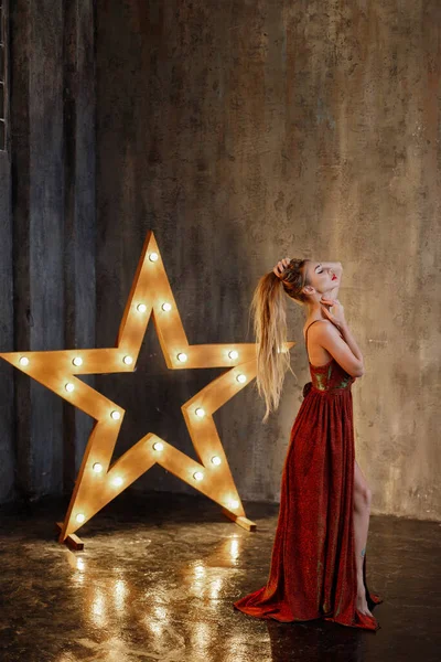 Kırmızı elbiseli kadın karanlık odada.