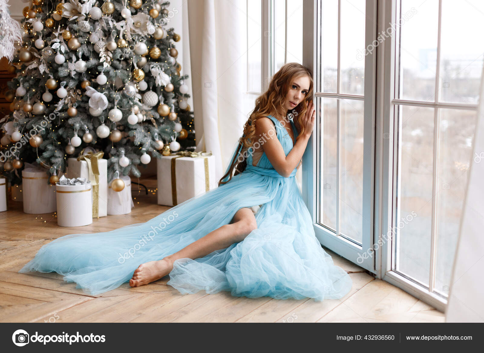 новогодняя фотосессия в студии девушка. красивые вечерние платья. в чем встречать новый год кролика. встречать новый год в голубом платье. голубое новогоднее платье.