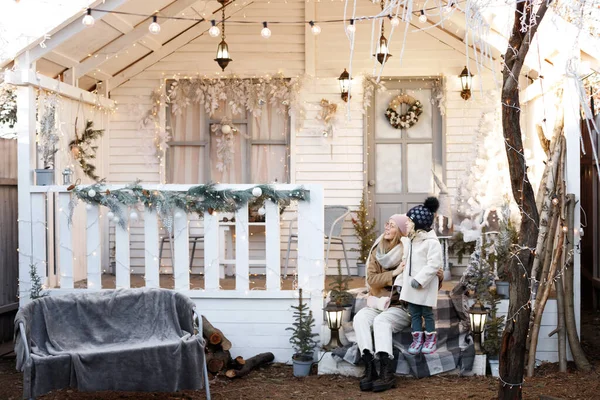 Mutter Und Tochter Ersten Weihnachtsfeiertag Auf Der Veranda Des Hauses — Stockfoto