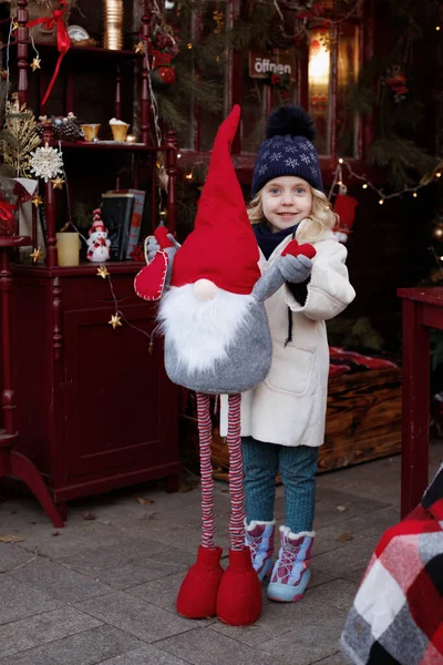 Niña Con Santa Invierno — Foto de Stock