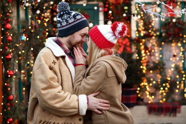 Casal Beijos Inverno Fora Casa — Fotografia de Stock