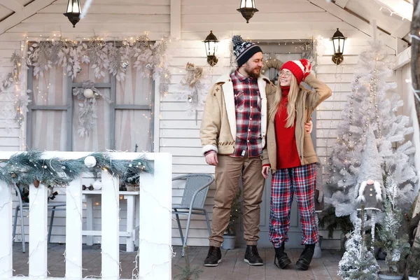 Pareja Porche Casa Blanca Las Vacaciones Invierno — Foto de Stock