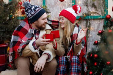 Kışın çift ve yeni yılda fincanlar.