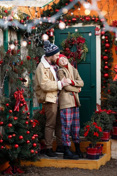 Pareja Porche Casa Día Navidad — Foto de Stock