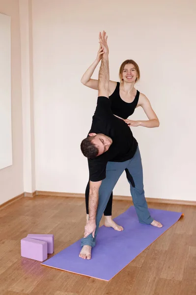 Couple does yoga in yoga group