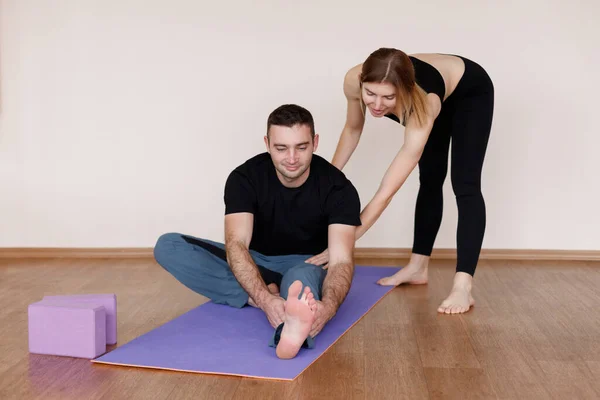 Coach Helpt Een Student Yoga — Stockfoto