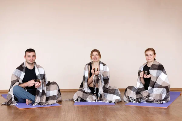 Drie Mensen Plaids Zitten Yoga — Stockfoto