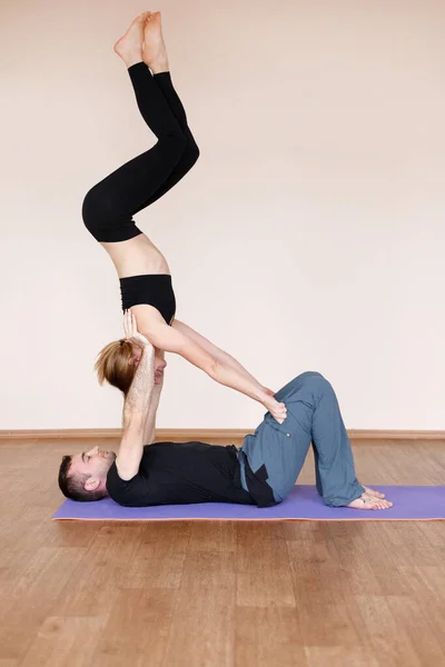 Paar Doet Yoga Bij Het Trainen — Stockfoto