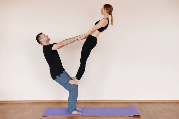 Couple Trains Ensemble Dans Yoga — Photo