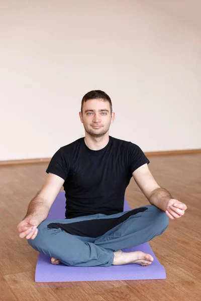 Man Lotus Poseren Bij Yoga — Stockfoto