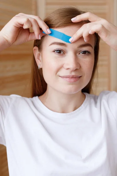 Meisje Met Tikken Haar Gezicht — Stockfoto