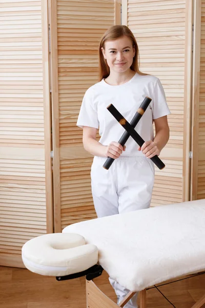 Masseur Massage Table Bamboo Sticks — Stock Photo, Image