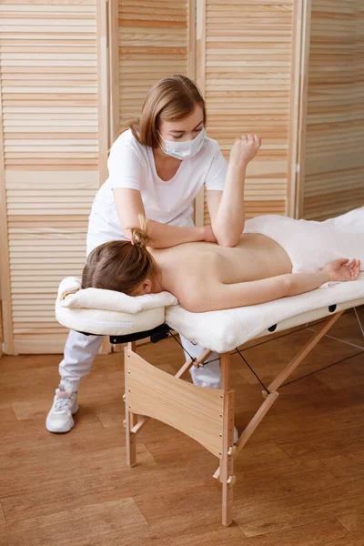 Massaggio Terapeuta Deo Massaggi Una Donna Nel Salone — Foto Stock