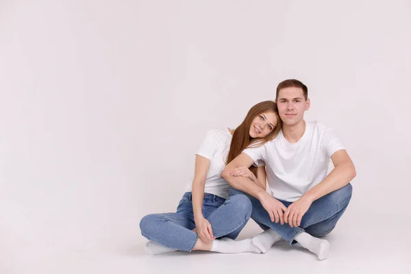 Heureux Homme Femme Sur Fond Blanc Isolé Câlin Saint Valentin — Photo