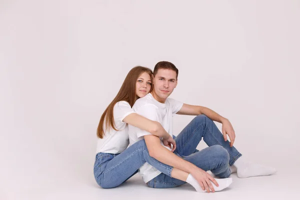 Jeune Couple Mignon Posant Contre Mur Blanc Câlins Sourires Objectifs — Photo