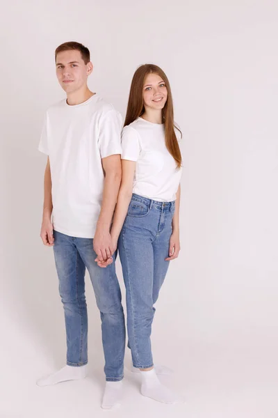 Mädchen Und Mann Weißen Shirts Und Blauen Jeans Vor Isoliertem — Stockfoto