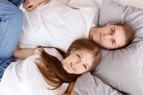 Chico Chica Cama Están Sonriendo Feliz Día San Valentín Casa —  Fotos de Stock