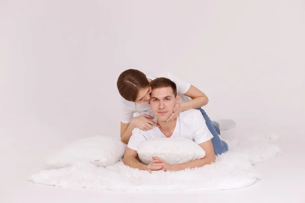 Mädchen Und Mann Auf Decke Mit Kissen Zusammen Glücklich Auf — Stockfoto