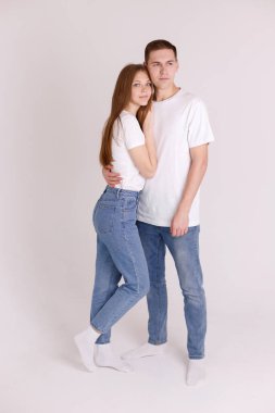 Sevgi dolu bir adam, izole edilmiş bir zeminde güzel bir kıza sarılır. Sevgililer Günü