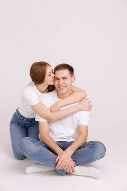 Kız sevenler ve erkek beyaz arka planda sarılır