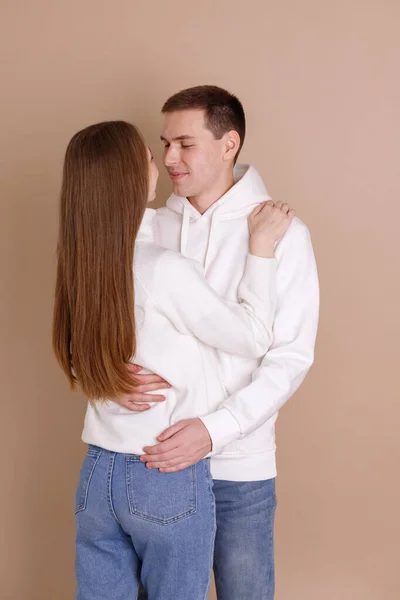 Sepasang Kekasih Berpelukan Latar Belakang Warna Krem Pada Hari Valentine — Stok Foto