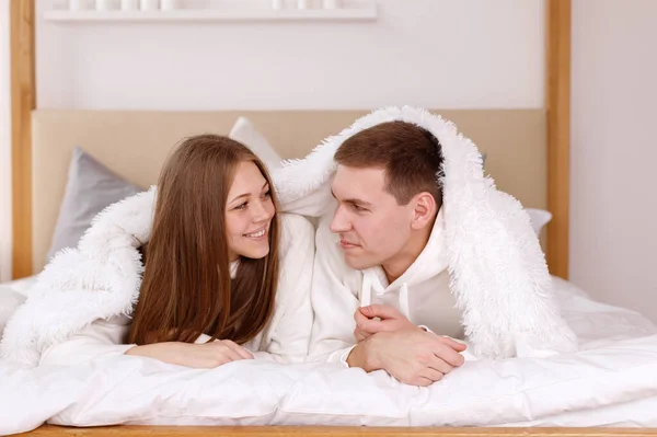 Menina Bonita Homem Cobertor Casa Juntos — Fotografia de Stock