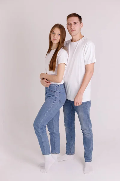 Paar Weißen Shirts Vor Isoliertem Hintergrund — Stockfoto