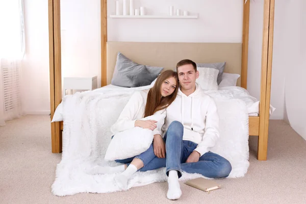 Cara Menina Bonita Quarto Com Livro Cama Casa — Fotografia de Stock