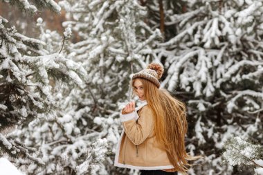 Mutlu kız kış ormanına kaçtı.