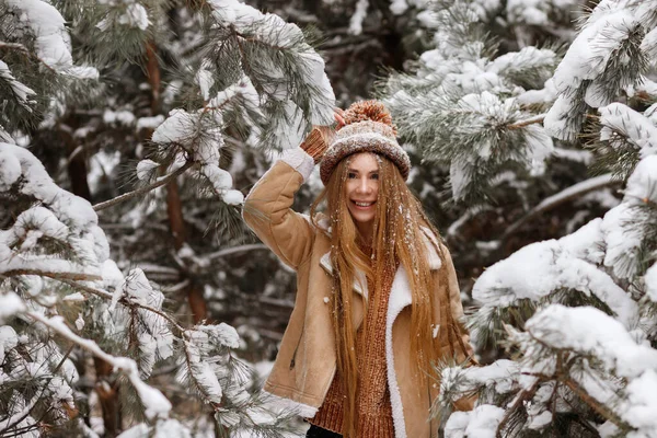 Девушка Шляпе Зимой Снежный Лес Весело Провести Время Снегу — стоковое фото